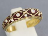une image montrant un gros plan d'une bague sertie de diamants