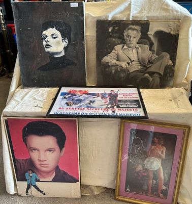 de nombreuses photos d'Elvis Presley exposées sur une table