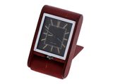 une petite horloge carrée avec des chiffres romains