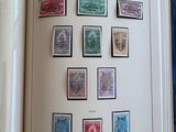 un livre sur lequel sont collés tout un tas de timbres différents