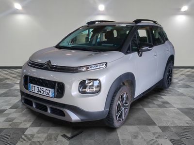 la nouvelle citrole est garée dans une grande salle au sol en damier