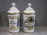 deux boîtes blanches et dorées posées sur une table