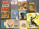 de nombreux livres pour enfants qui se trouvent sur la table