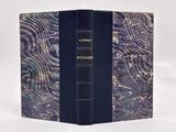 un livre noir à la couverture bleue sur fond blanc