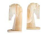 une paire de serre-livres en bois en forme de tête de cheval sur fond blanc