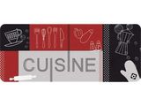 un gros plan sur une assiette avec un couteau et une fourchette