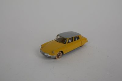 petite voiture jaune posée sur une surface blanche, avec un fond blanc