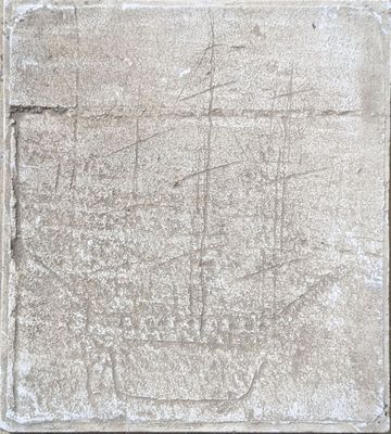 une image montrant un gros plan d'une dalle de pierre sur laquelle figurent des inscriptions