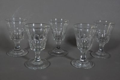 BACCARAT Suite de 5 VERRES à apéritif en cristal.