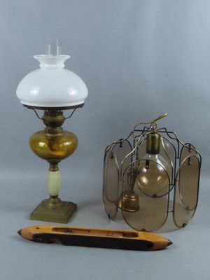 Lot: suspension à plaquettes de verres (années 1950); lampe …