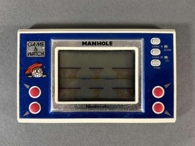 une image d'une console de jeu portable avec une bouche d'égout à l'écran