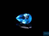 un diamant bleu sur fond noir