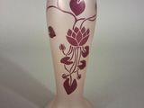 un vase en verre orné d'un motif posé sur une table