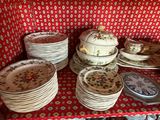 de nombreuses assiettes et bols posés sur une étagère dans une pièce