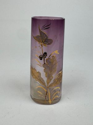 un vase en verre violet orné d'un motif doré