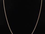 un collier à chaîne en or sur un mannequin mannequin mannequin mannequin mannequin mannequin mannequin mannequin mannequin mannequin