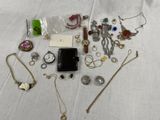 beaucoup de bijoux sur la table, sur la table