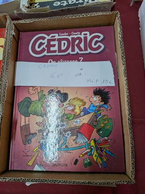 une boîte contenant une bande dessinée, posée sur une table