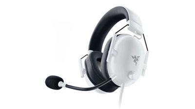 un gros plan d'un casque avec un micro sur fond blanc