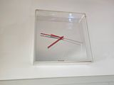 une horloge accrochée au mur au-dessus d'une porte