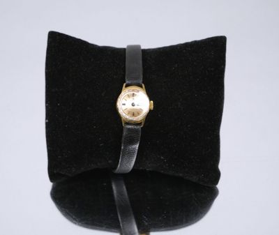 une photo d'une montre-bracelet avec un bracelet noir et un boîtier noir