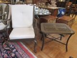 beaucoup de chaises et de tables dans un magasin