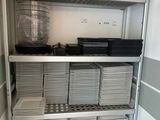beaucoup d'assiettes et de casseroles sur les étagères de la cuisine