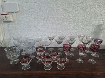 de nombreux verres à vin posés les uns à côté des autres sur une table