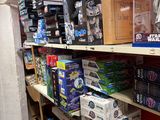 beaucoup de jouets sur les étagères du magasin