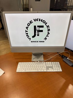 un ordinateur sur un bureau avec un clavier et une souris