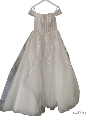 une robe de mariée suspendue à un cintre sur fond blanc