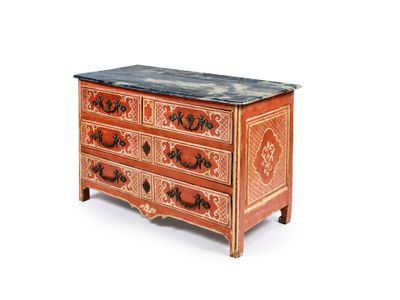 une commode avec un plateau en marbre sur fond blanc