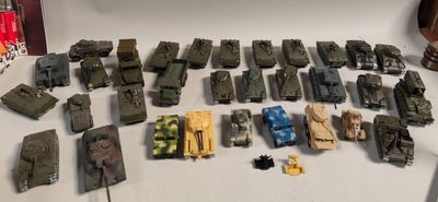 beaucoup de jouets militaires posés sur une table blanche