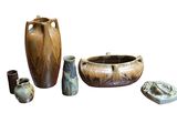 un ensemble de vases disposés les uns à côté des autres