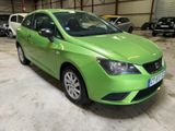 La voiture verte est garée dans un garage avec d'autres voitures.