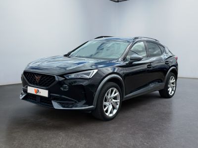 une voiture noire garée dans une grande pièce aux murs blancs