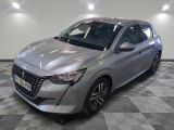 la voiture argentée est garée sur un sol en damier dans le garage