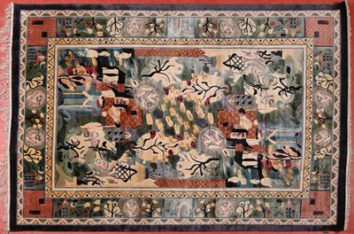 tapis orné d'un motif représentant des personnes et des animaux sur fond rouge