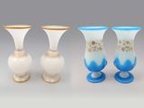 trois vases ornés de motifs bleus et blancs sont alignés en rangée