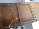 une vieille caisse en bois transformée en table