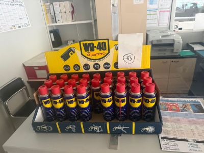de nombreuses bouteilles de soda posées sur une table au bureau