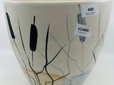 un bol blanc orné de motifs noirs et jaunes
