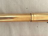 un stylo posé sur une table