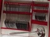 une boîte rouge contenant un ensemble d'assiettes et de couverts