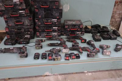 de nombreux modèles différents de téléphones portables posés sur une table