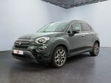 Un SUV Fiat gris est garé dans une grande pièce