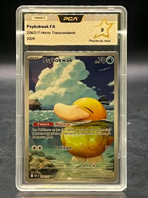 une image d'une carte Pokémon dans un étui en plastique