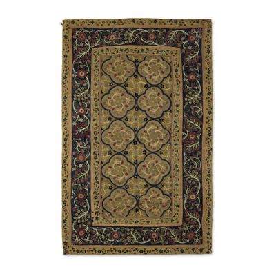 un tapis avec un motif floral sur fond blanc
