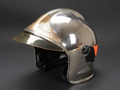casque argenté avec une visière orange sur fond noir