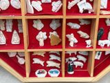 une vitrine remplie de différentes figurines de Noël